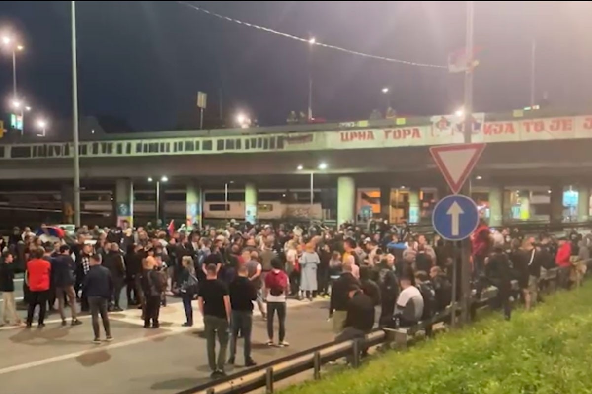 Protest u Beogradu: Blokirali auto-put, pjevaju "Oj Kosovo Kosovo" (VIDEO)