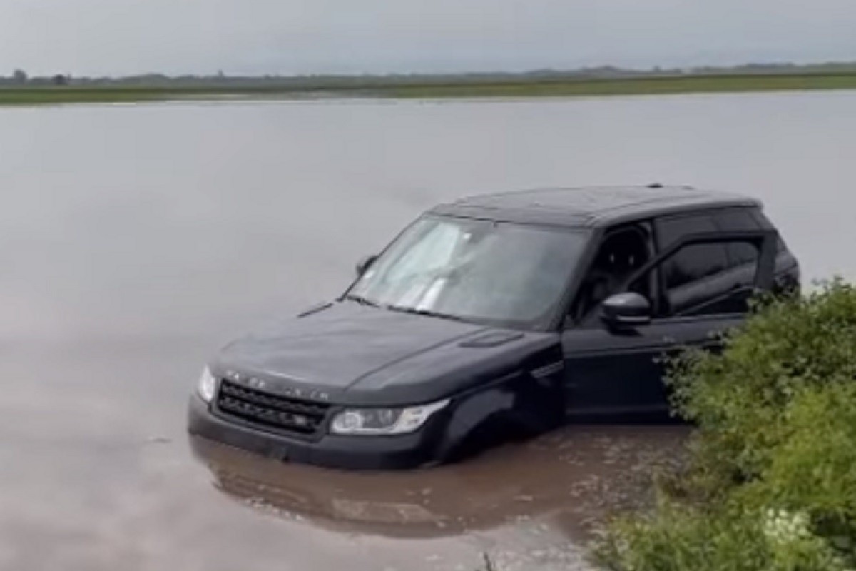 Range Rover završio zaglavljen u poplavljenoj livadi (VIDEO)