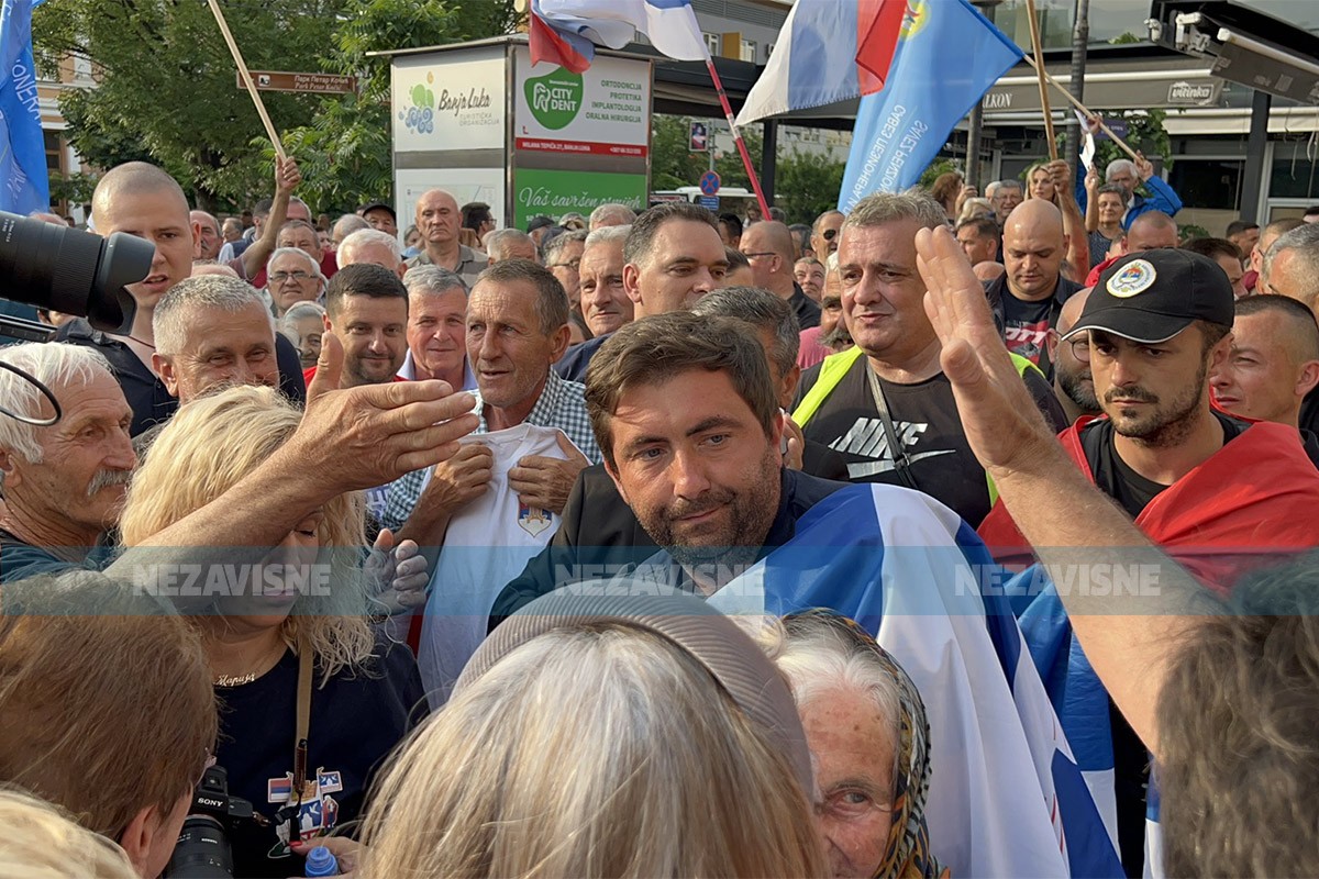 Petrović sa pristalicama stiže na Trg Krajine, došlo do naguravanja sa policijom (FOTO/VIDEO)