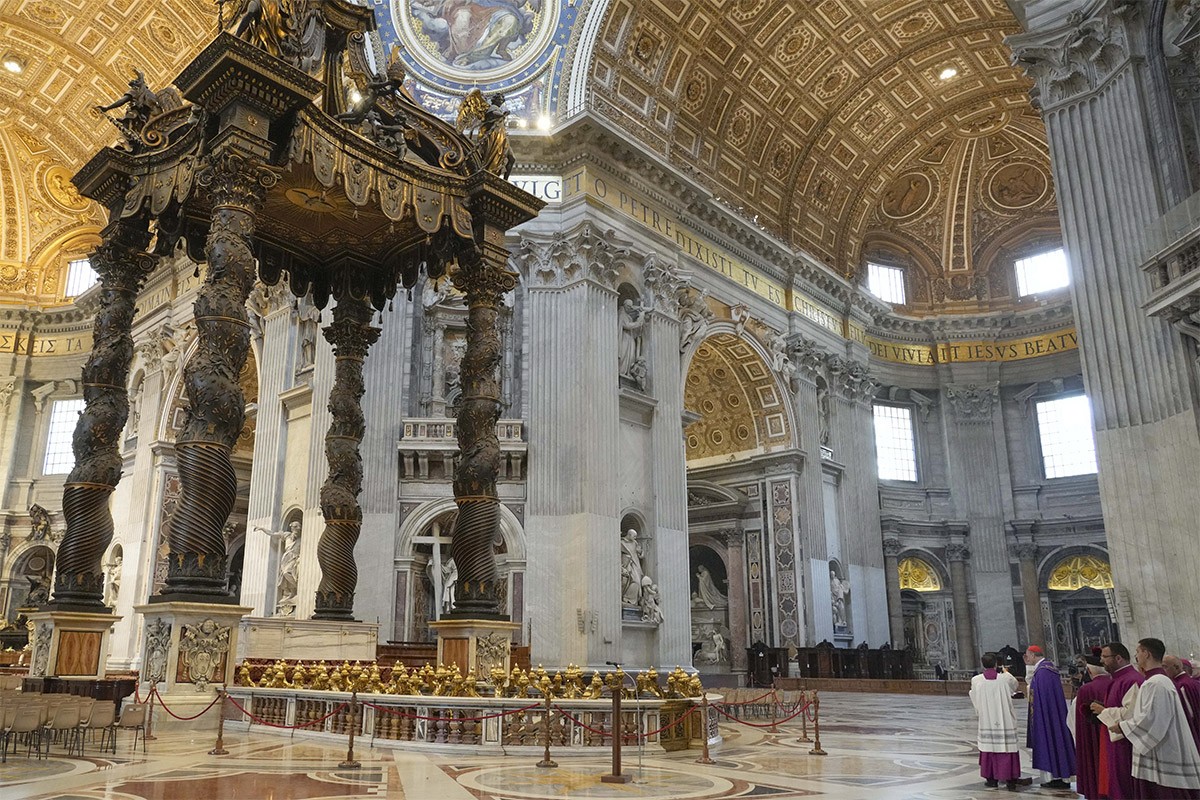 Održan ritual čišćenja papinog oltara, nakon što ga je oskrnavio nag muškarac