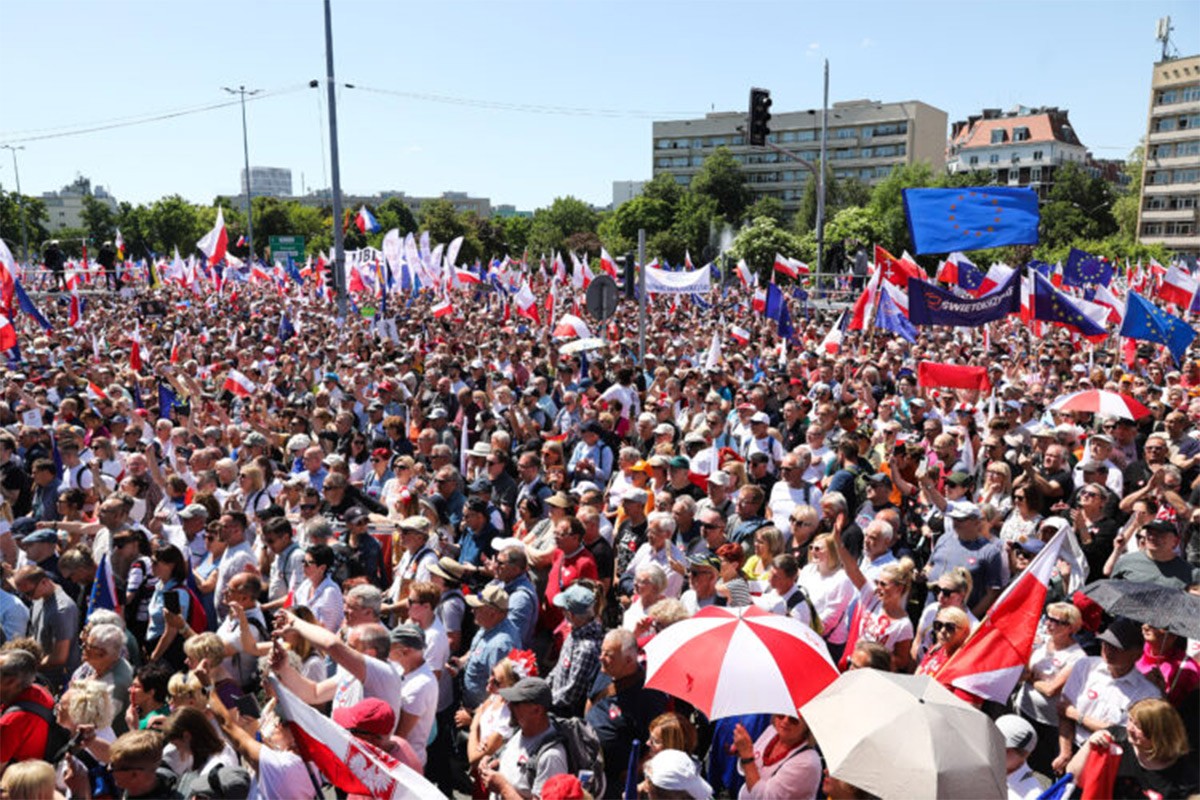 Najveći protest od pada komunizma: Pola miliona Poljaka izašlo na ulice