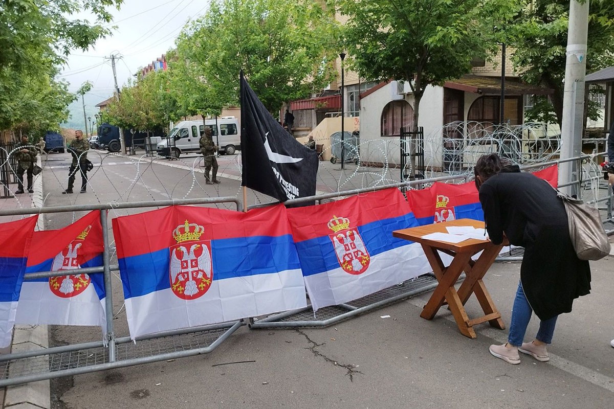 Srbi se deseti dan okupljaju u Zvečanu