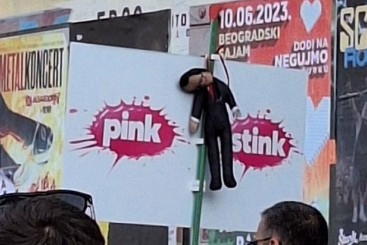 MUP potvrdio, uhapšen čovjek koji je na protestu nosio lutku Vučića sa omčom