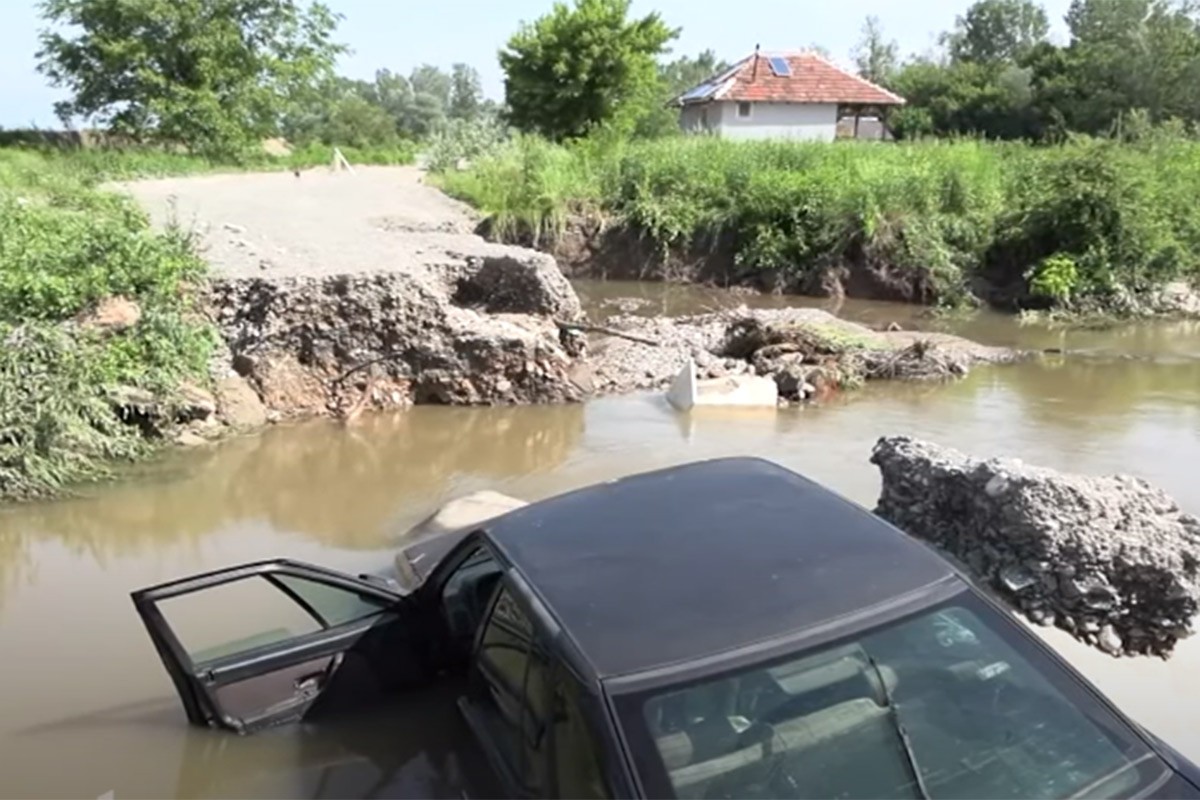 Bujica odnijela most kod Vrnjačke Banje, automobil upao u korito rijeke (VIDEO)