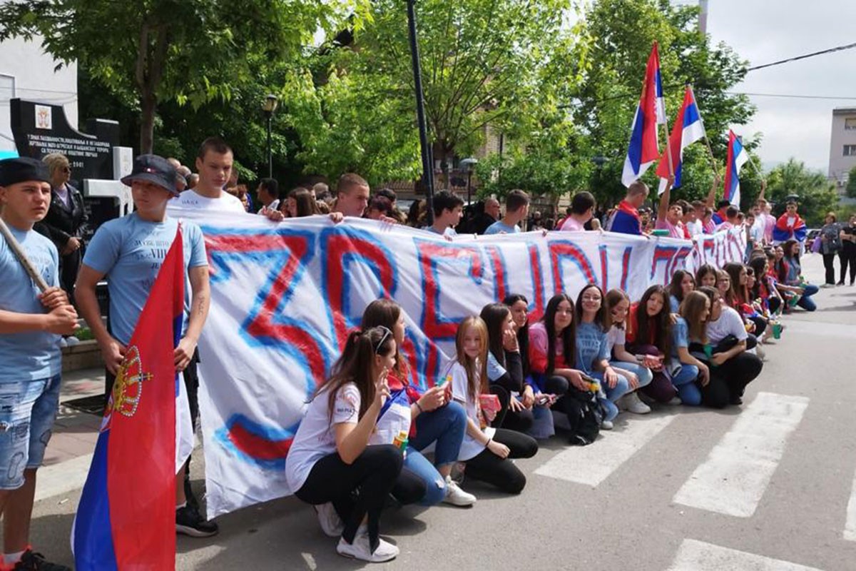 Srbi i danas ispred opštinske zgrade u Zvečanu, mali maturanti pročitali proglas