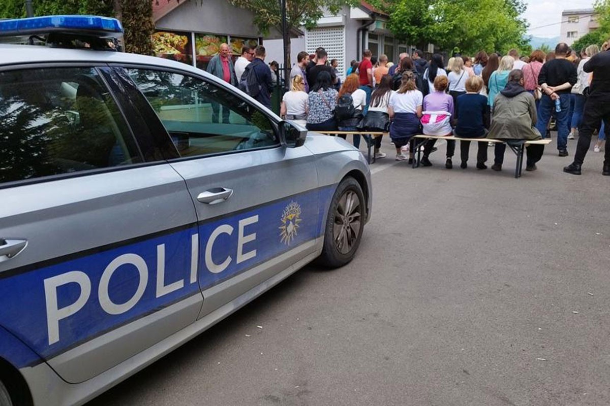 Pripadnici takozvane Kosovske policije provocirali okupljene Srbe u Zvečanu