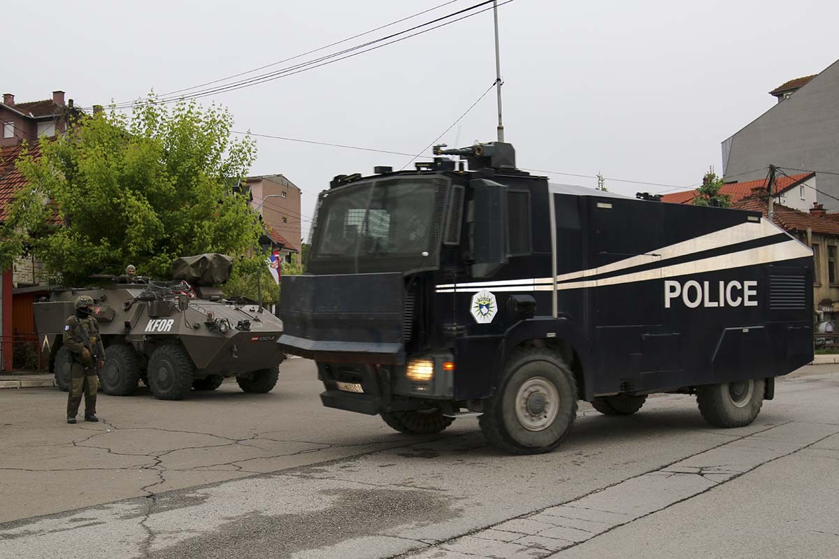 Kosovska policija premjestila vozila iza opštinskih zgrada