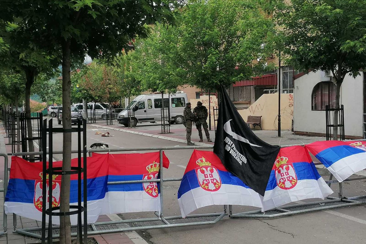 Na KiM mirno, Srbi se i dalje okupljaju ispred opštinskih zgrada