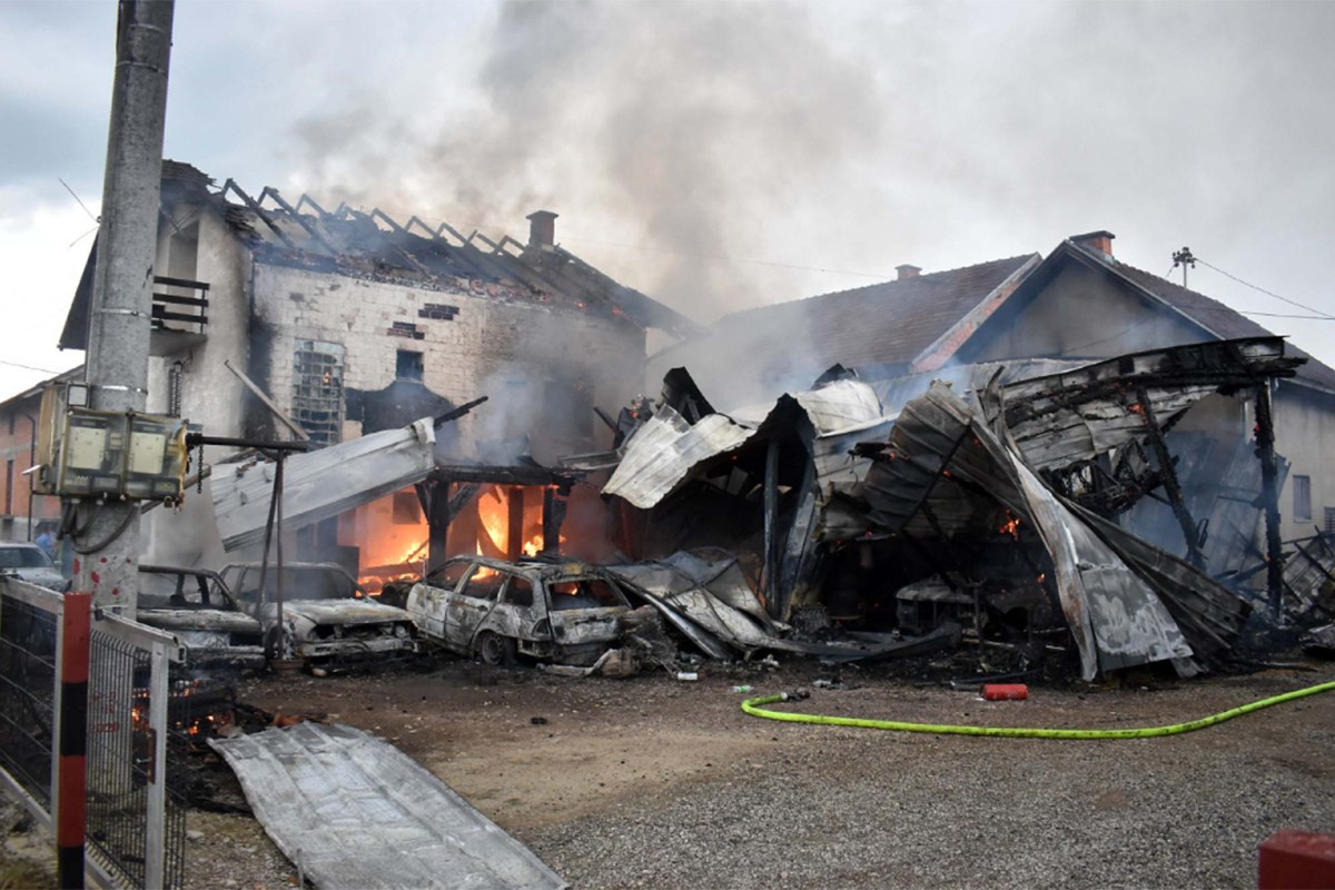Detalji požara u Prijedoru: Izgorjeli radionica, kuća i nekoliko vozila