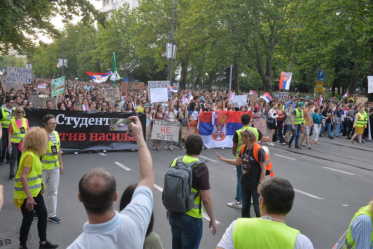 Formiranjem prstena oko Vlade Srbije završen šesti protest "Srbija protiv nasilja"