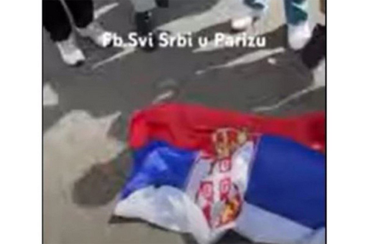 Skandal u školi u Švajcarskoj: Djeca gazila zastavu Srbije (VIDEO)
