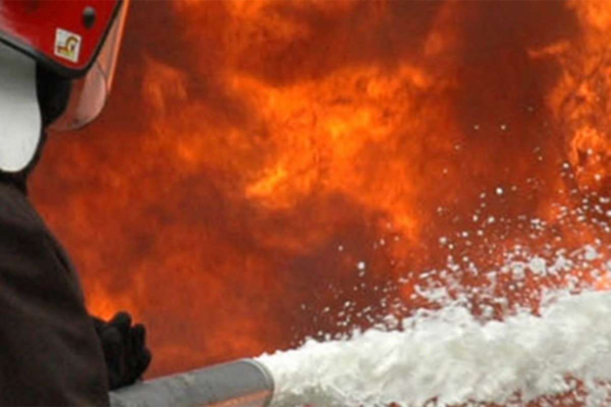Požar u Kostajnici, izgorio krov kuće, vatrogasci spriječili širenje vatre
