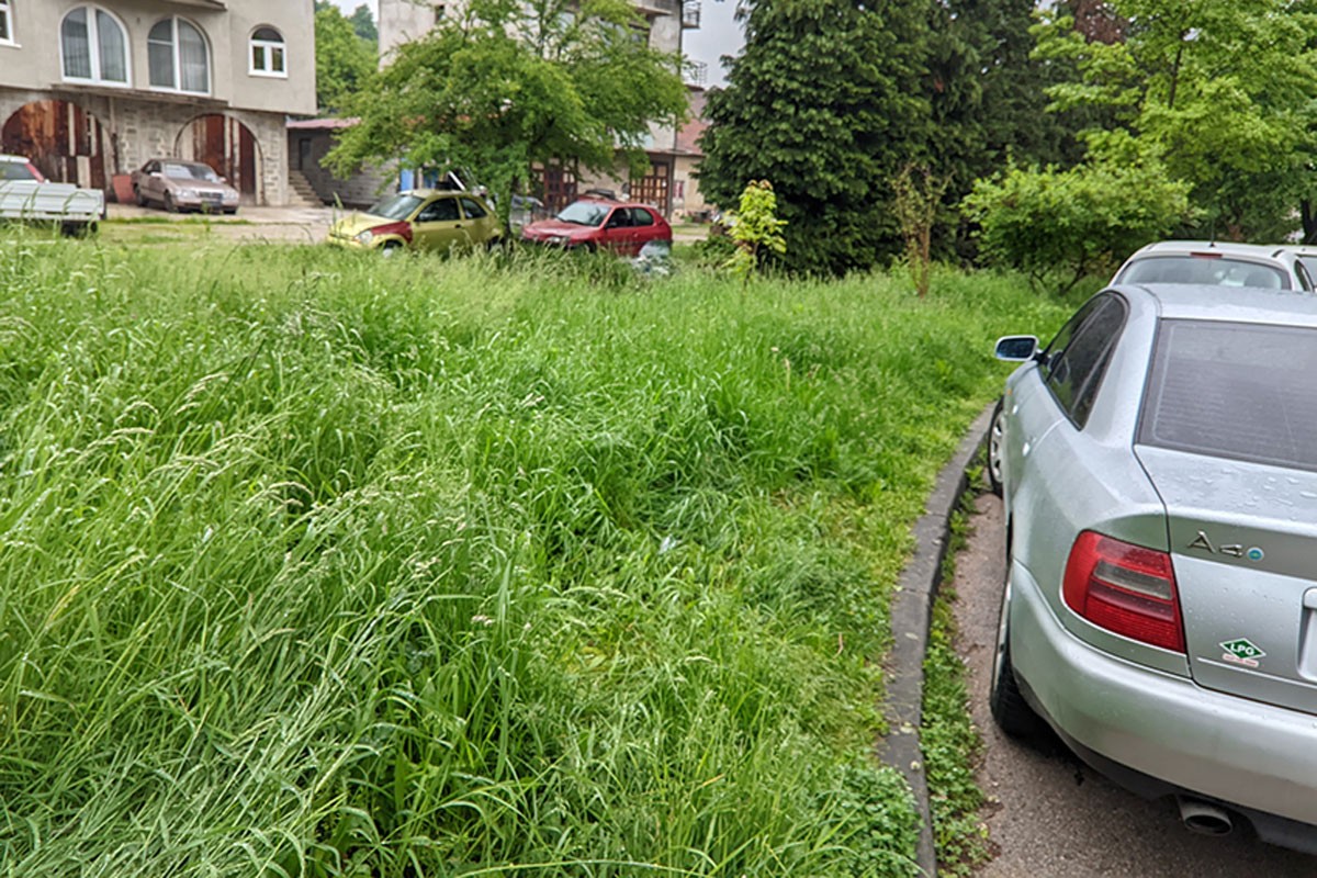 Tri zgrade na Laušu okružene travom, mještani se plaše za djecu