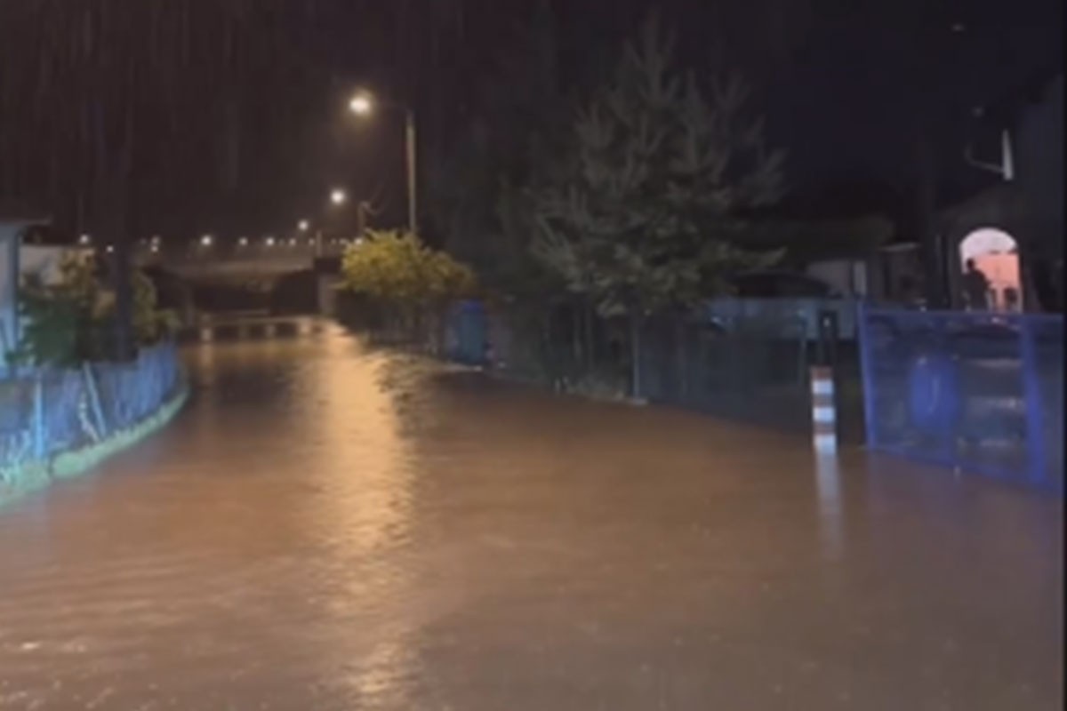Poplave u Prnjavoru, pomažu vatrogasci i Civilna zaštita (VIDEO)