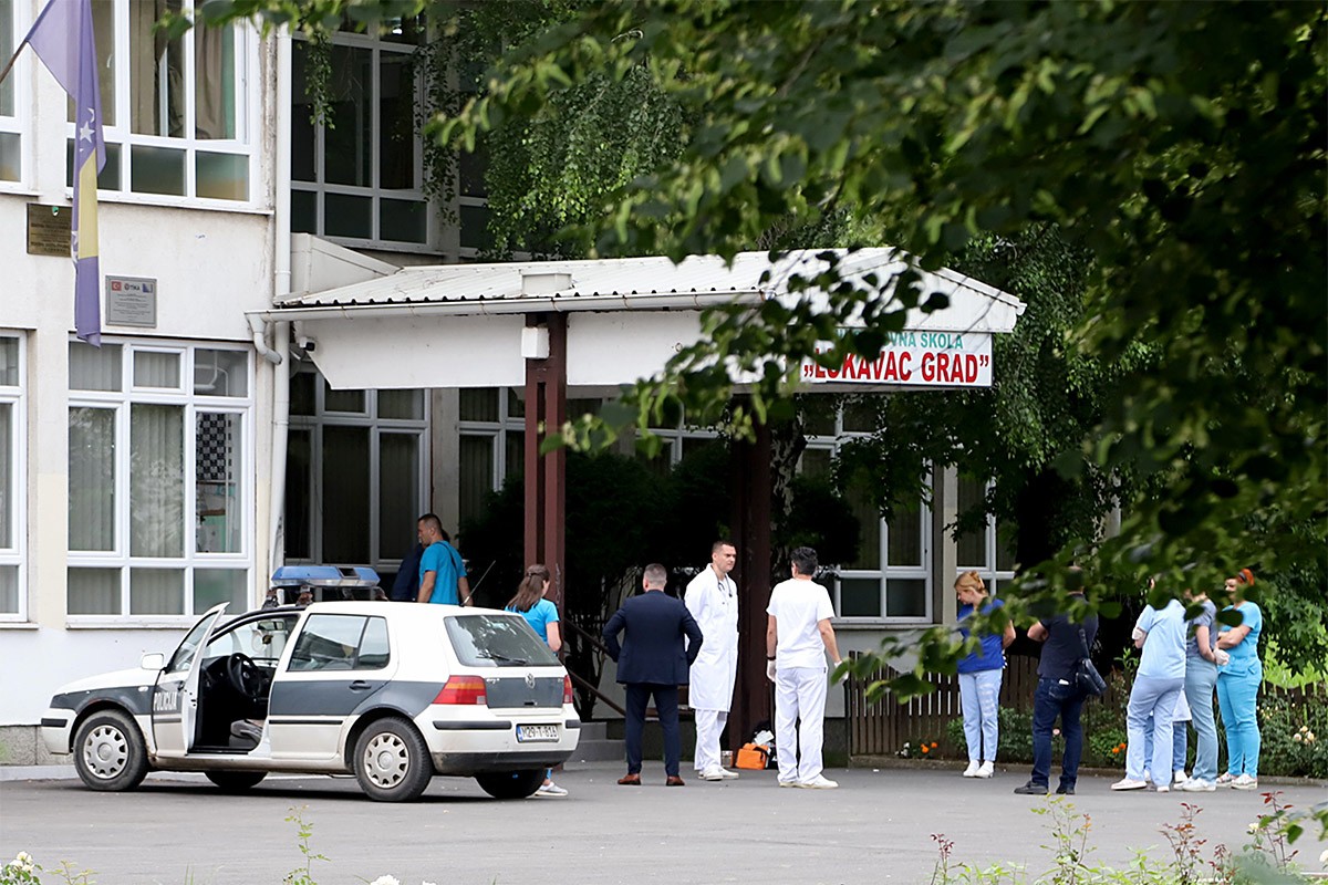 Učenik iz pištolja upucao zaposlenika škole u Lukavcu