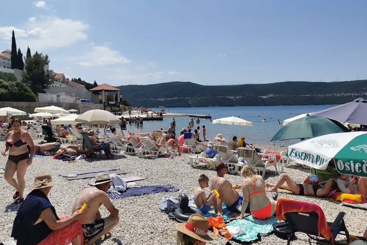 Turisti okupirali Neum, hotelijeri i ugostitelji trljaju ruke (FOTO)