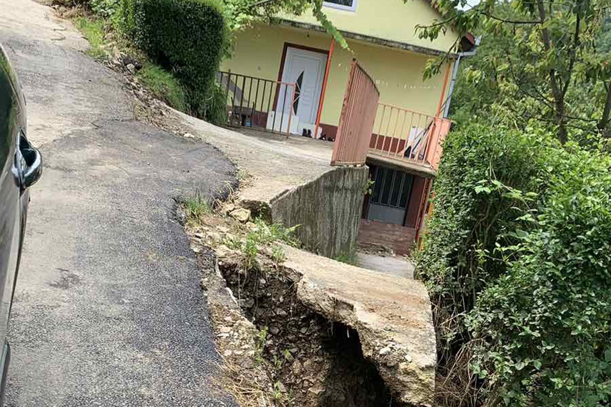 Dok nadležni snimaju teren, kuća i dalje visi zbog odrona