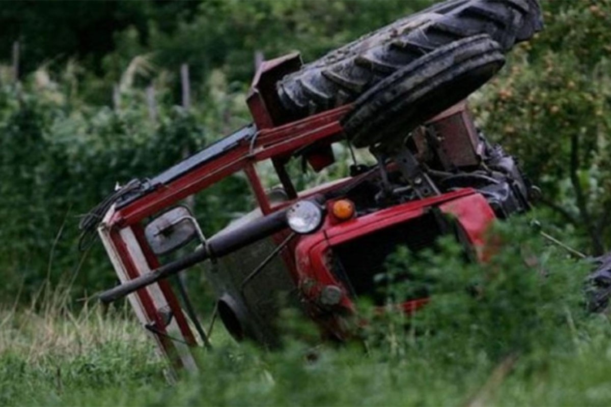 Sin vozio traktor i sletio sa kolovoza, otac teško povrijeđen