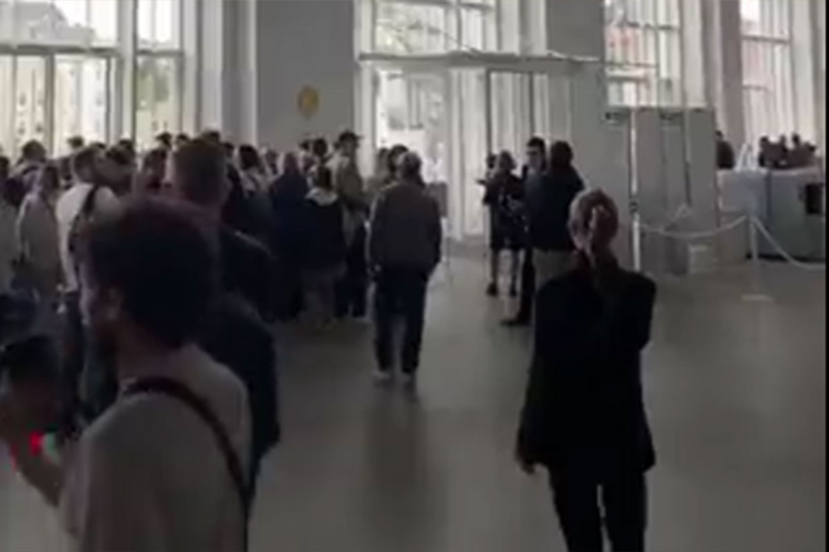 Objavljen snimak evakuacije javnih ustanova i tržnih centara u Moskvi (VIDEO)