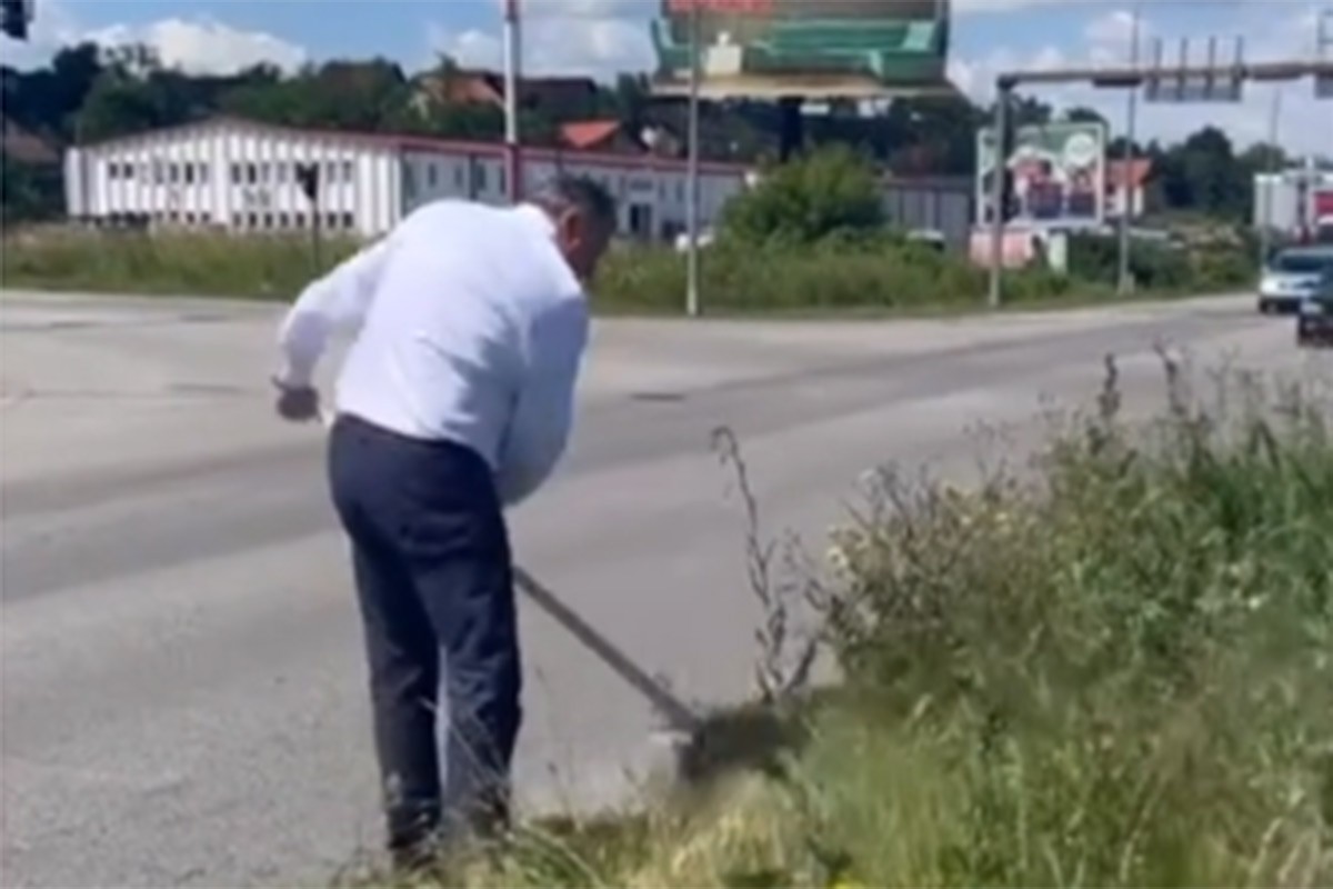 Dodik pokosio travu pored puta (VIDEO)