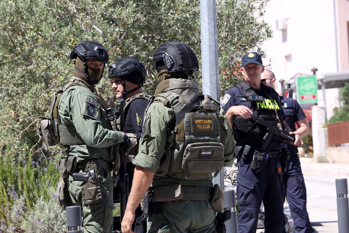Opsadno stanje na ulicama Trogira: Policija i na ulazu u bolnicu (FOTO)