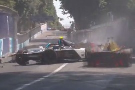 Stravičan udes na trci Formule (VIDEO)