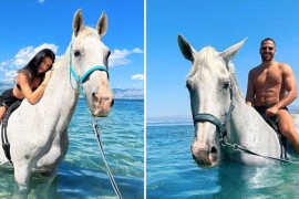 Ranč nudi kupanje u moru s konjima ( FOTO)