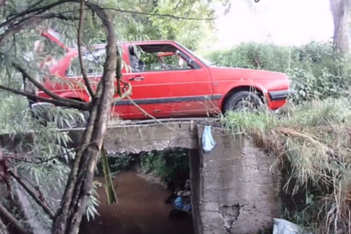 Vozačica golfa bacila 20 vreća otpada u rijeku, oglasila se inspekcija (VIDEO)