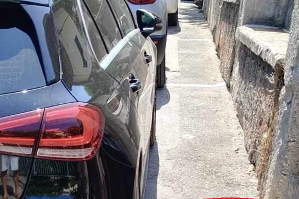 Parkirao auto ispred ograde, vlasnik mu ostavio neobičnu poruku (FOTO)