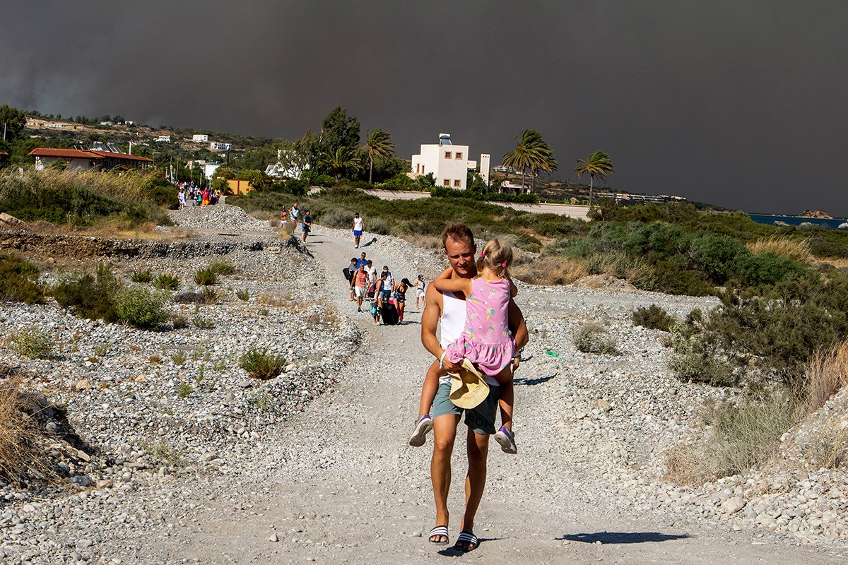 Dramatično u Grčkoj: Vatra zahvatila kuće i hotele, bježe hiljade ljudi