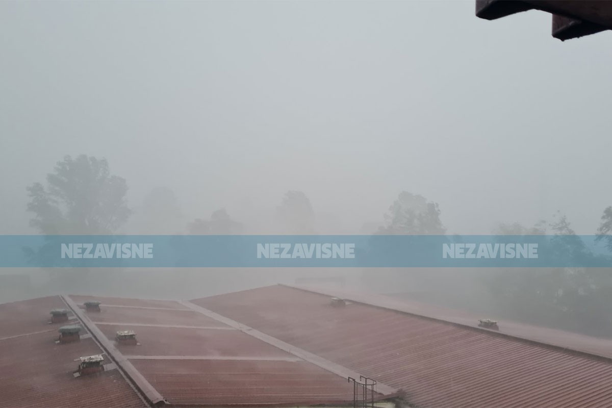 Olujno nevrijeme ponovo protutnjalo Banjalukom (FOTO/VIDEO)
