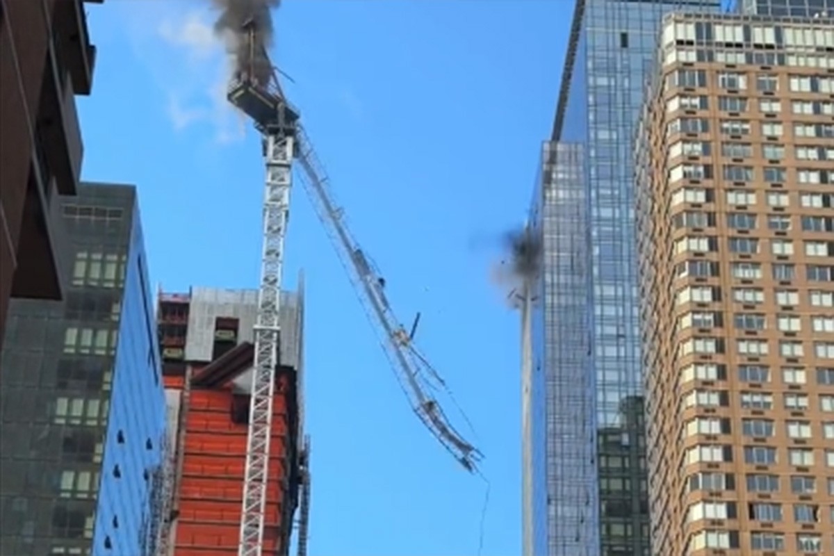Kran sa 16 tona betona pao na prometnu ulicu u Njujorku (VIDEO)