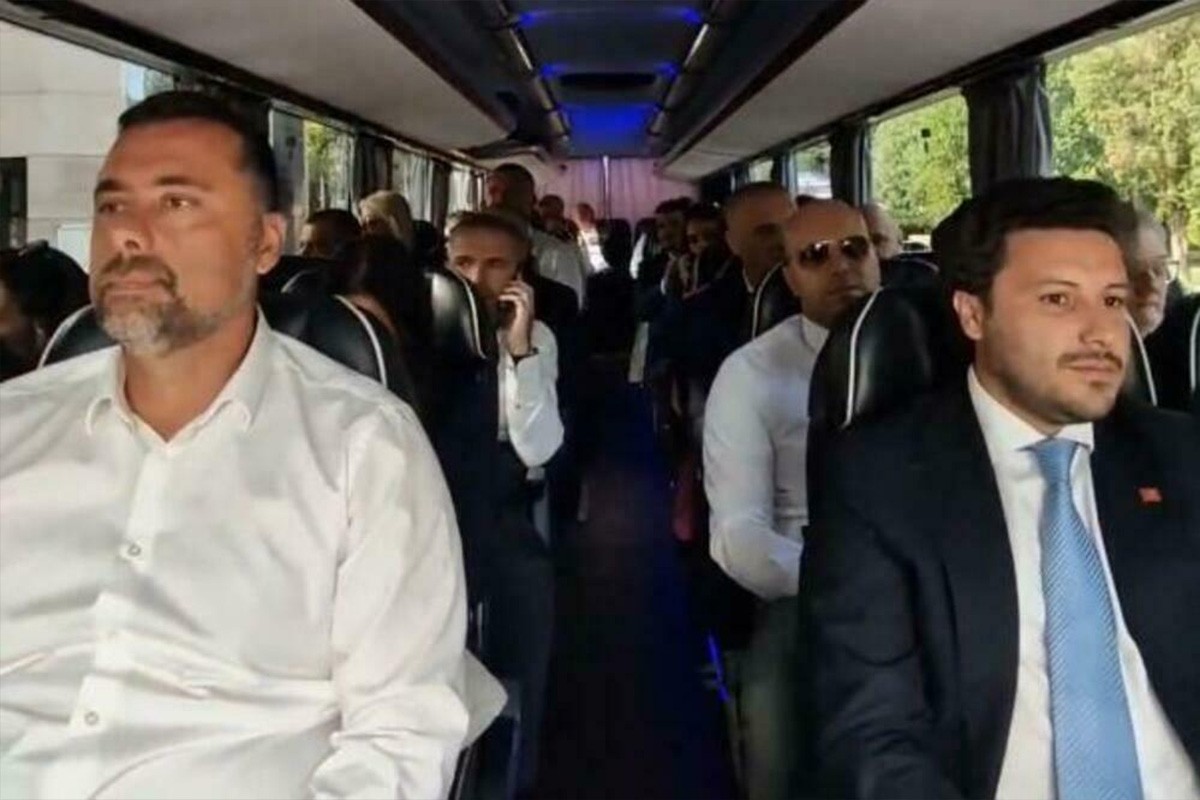 Mudar ili bezbjednosno rizičan potez: Svi članovi crnogorske vlade autobusom otišli na sjednicu