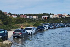 Parkirali tik uz more, plima potopila auta (FOTO)