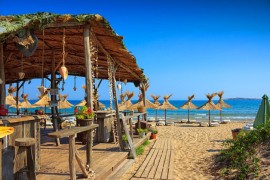 Grčki kafić na plaži uveo liste čekanja
