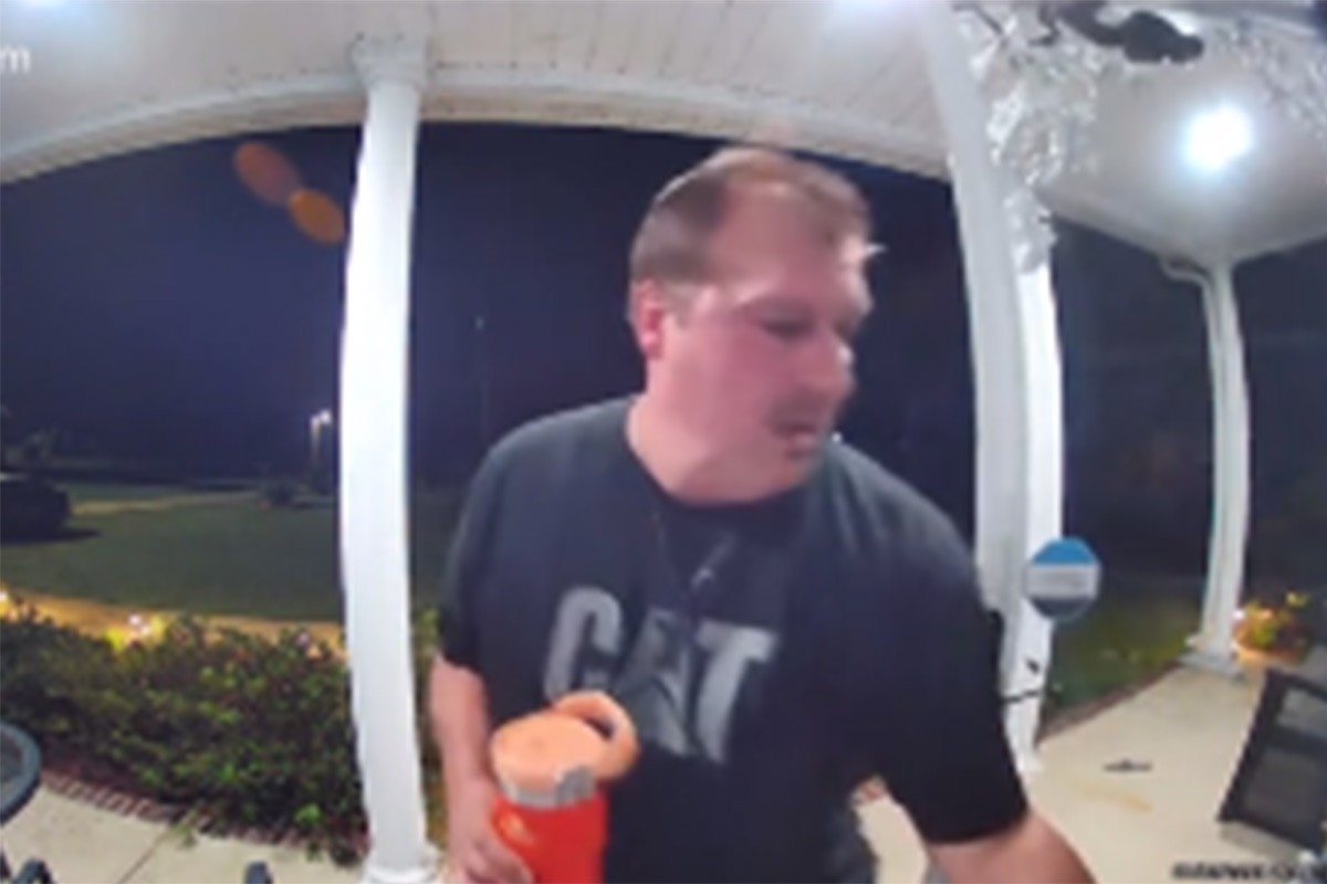Zmija se popela na vrata, pa ujela čovjeka za glavu (VIDEO)