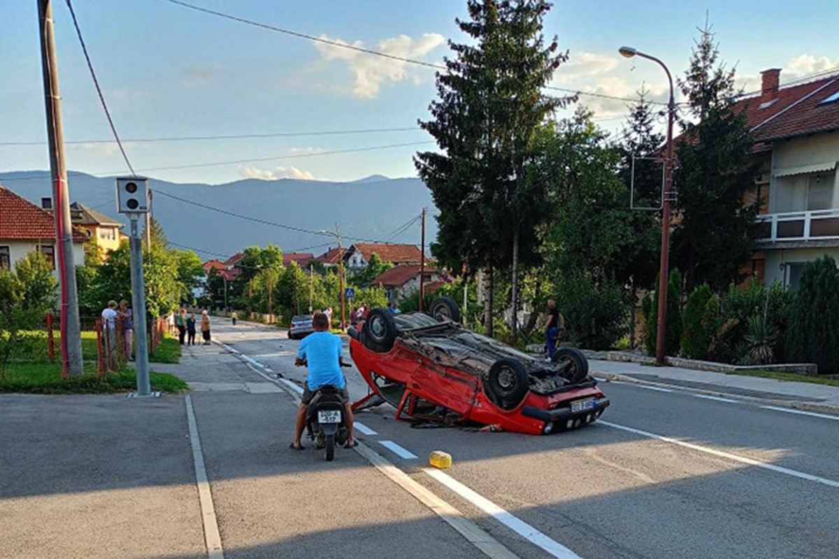 Nesreća u Bosanskom Petrovcu: Golfom usmrtio pješaka, udario u škodu i prevrnuo se