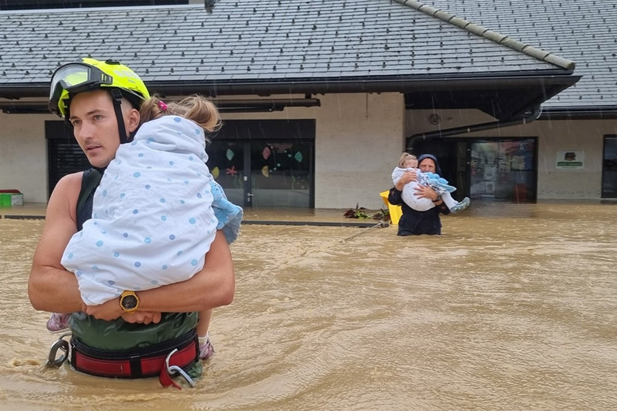 Spaseno 22 djece iz poplavljenog vrtića u Sloveniji (FOTO)