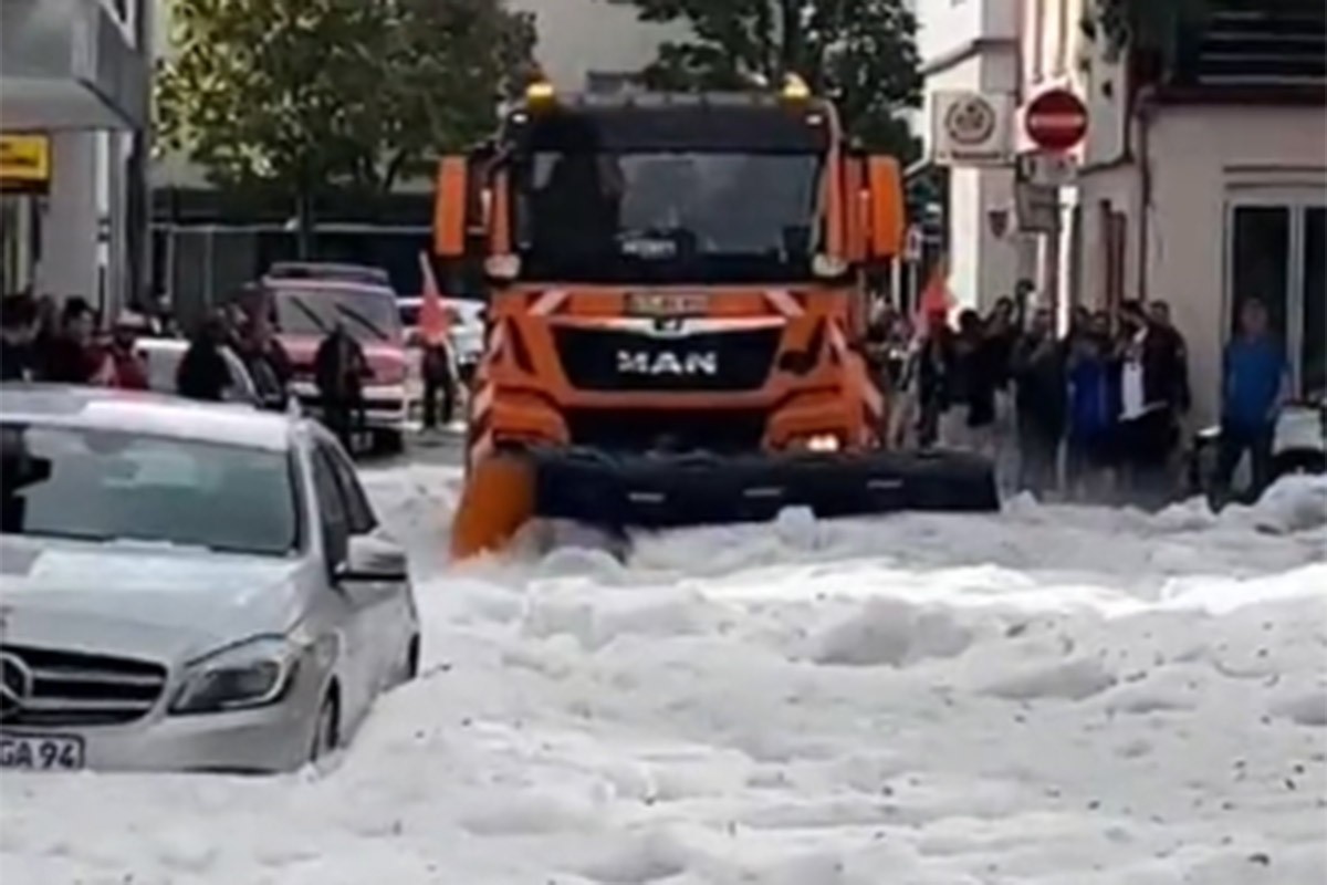 Nevrijeme u njemačkom gradu, ralice uklanjale led sa ulica (VIDEO)