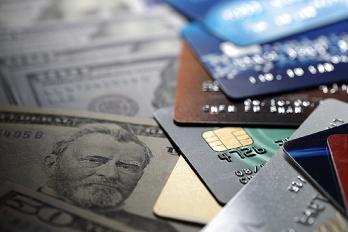Dug američkih kreditnih kartica premašuje jedan trilion dolara