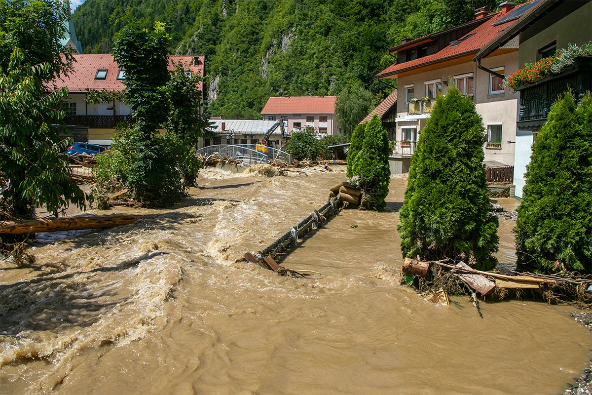 Šire se crijevne bolesti nakon poplava u Sloveniji