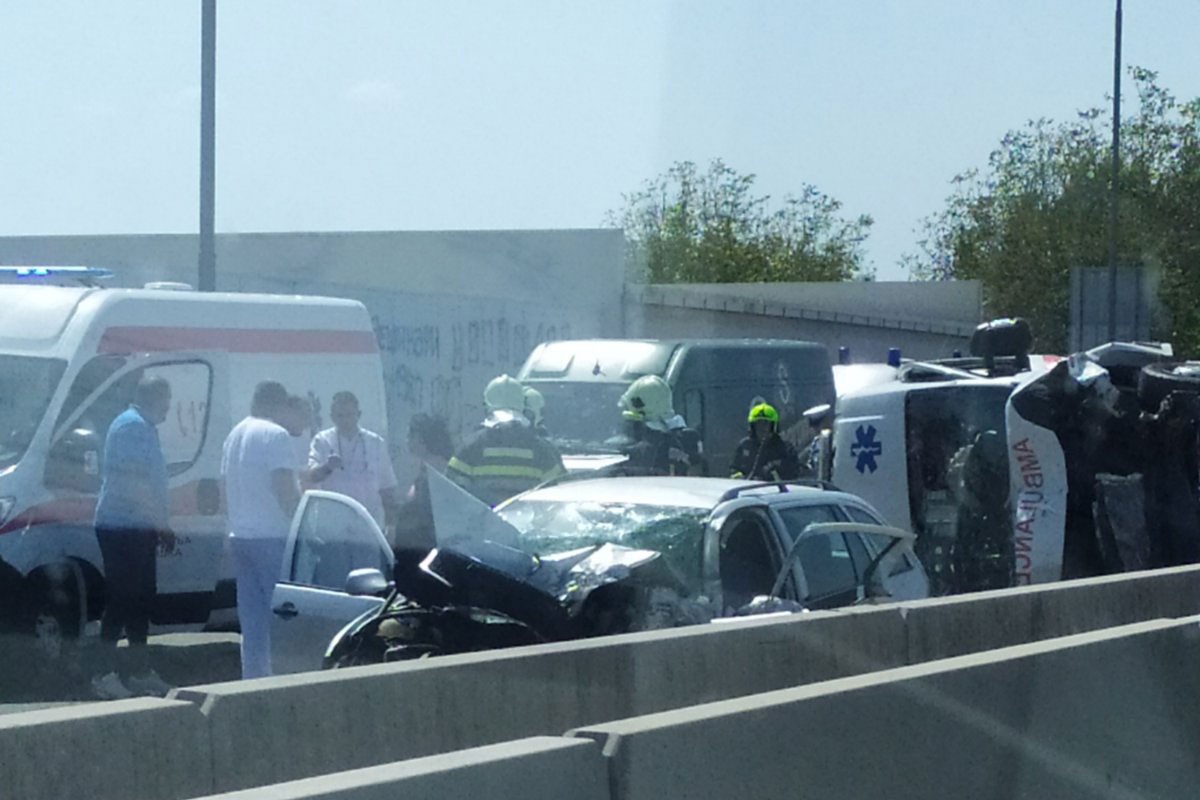 Prevrnulo se vozilo Hitne pomoći na brzoj cesti Banjaluka-Laktaši (VIDEO)