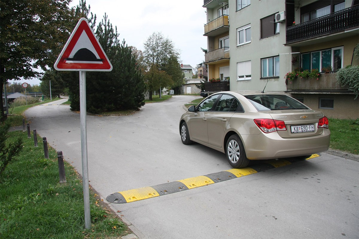 Ukraden ležeći policajac