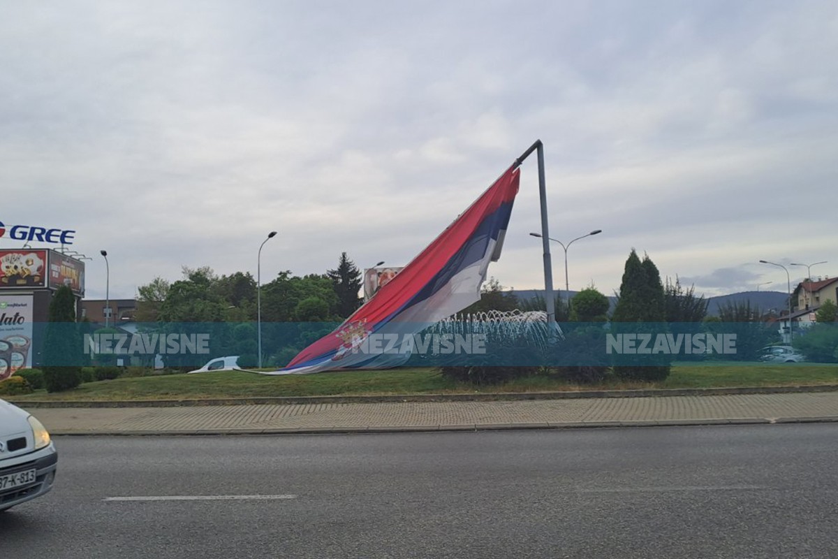 Vjetar srušio zastavu Srbije i oštetio stabla u Banjaluci