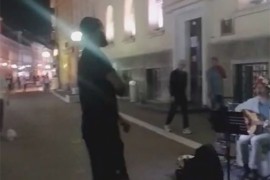 Košarkašu Markusu ulični svirač u Banjaluci odsvirao rođendansku pjesmu (VIDEO)