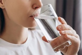 Stručnjaci objašnjavaju zašto nije dobro piti vodu tokom jela