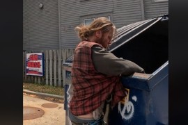 Beskućnik preturao po kontejneru, dok mu nije pomogao tiktoker (VIDEO)