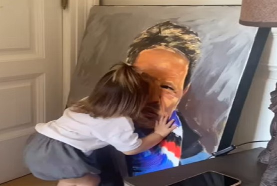 Unuka Siniše Mihajlovića grli njegovu sliku (VIDEO)