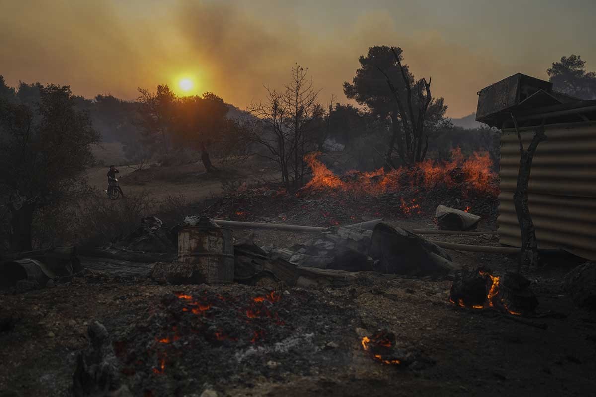 Požar u Grčkoj bukti već dvije nedjelje, izgorjelo više od 800 kvadratnih kilometara (VIDEO)