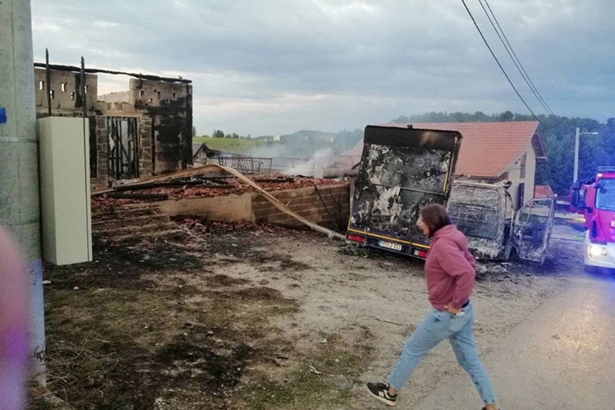 Detalji požara u Banjaluci: Izgorjeli konji, kamion, prikolica i 400 bala sijena